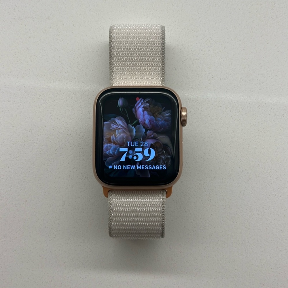 Used Apple Watch Series 4. Waterproof 40mm Aluminum Rose. GPS. Good. NEW Band.